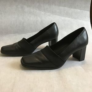 Liz Baker Black chunky heeled pumps